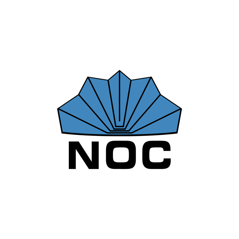 NOC skrivet i svart med en blå figur ovanför. Logotyp.